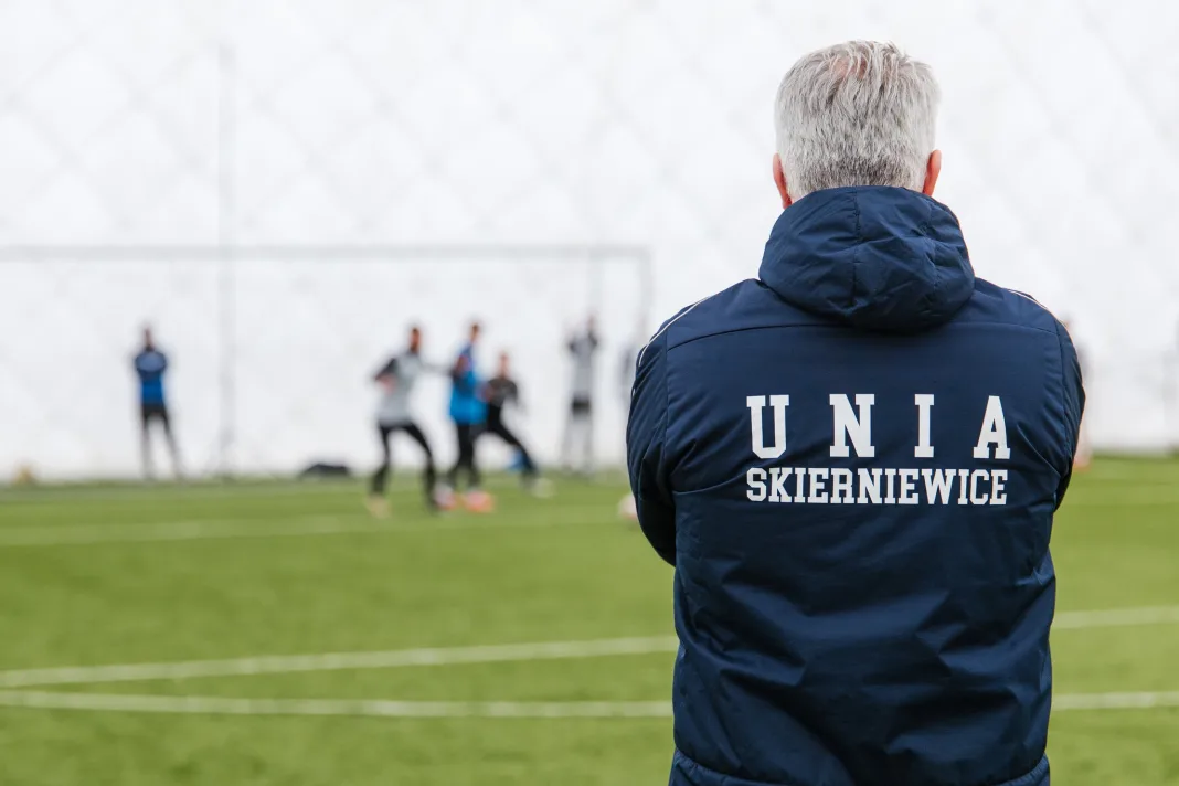 Zasypana śniegiem murawa stadionu Unii Skierniewice – odwołany mecz 20. kolejki Betclic 2 Ligi z Zagłębiem Sosnowiec.