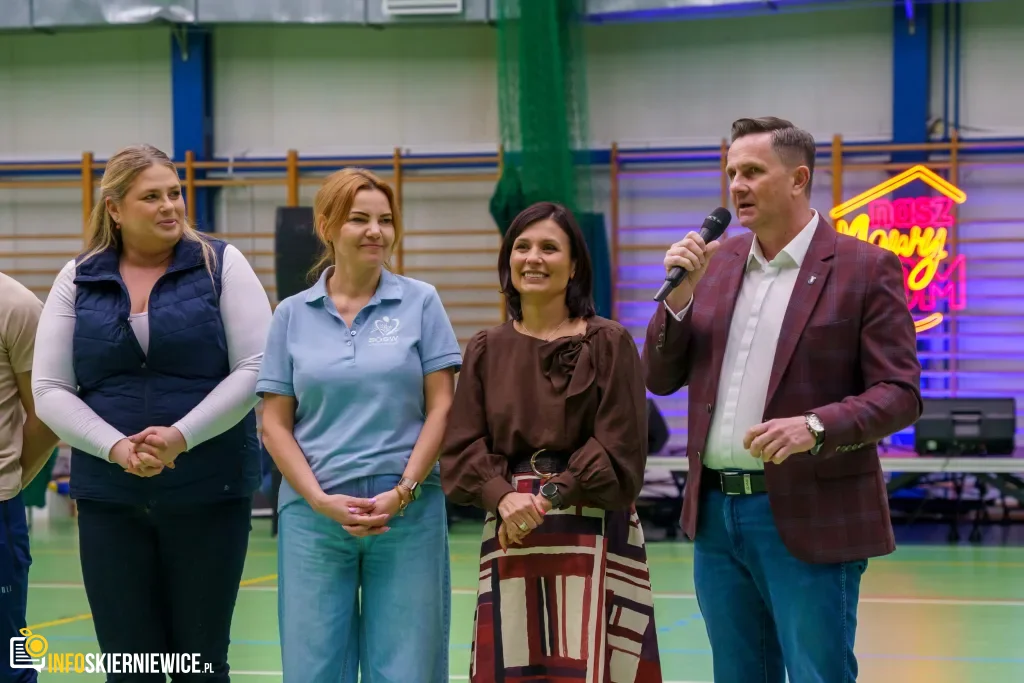 Mikołaj „Bagi” Bagiński i Elżbieta Romanowska w Skierniewicach. Tłumy na wyjątkowym dniu w nowej hali OSiR 5 galeria skierniewice bagi romanowska nasz nowy dom 32 z 74 1024x683 watermarked large