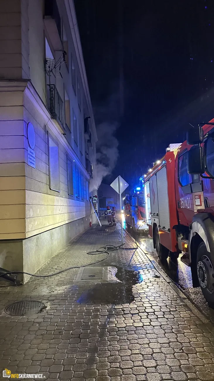 Pożar mieszkania w bloku przy ulicy Jagiellońskiej w Skierniewicach.