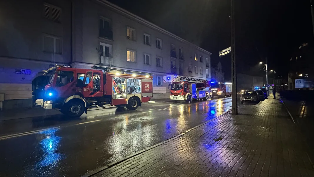 Pożar mieszkania w bloku przy ulicy Jagiellońskiej w Skierniewicach.
