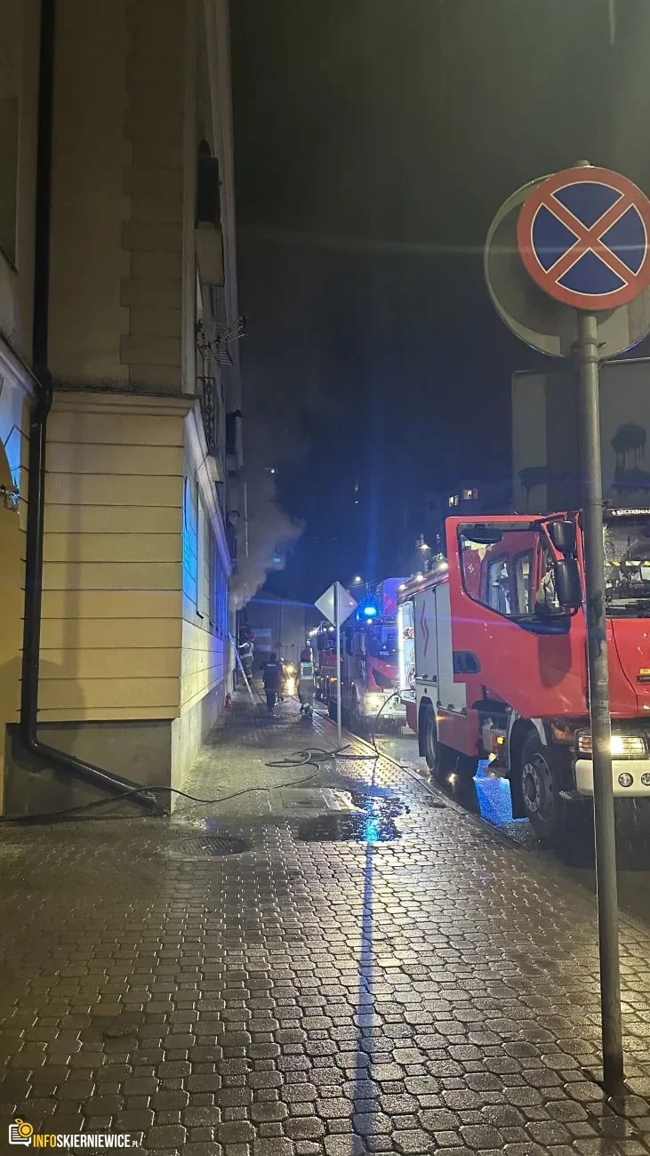 Pożar mieszkania w bloku przy ulicy Jagiellońskiej w Skierniewicach.