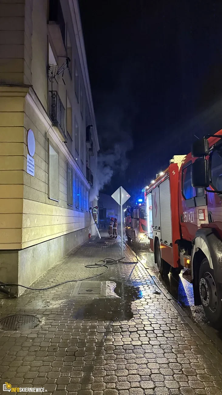 Pożar mieszkania w bloku przy ulicy Jagiellońskiej w Skierniewicach.