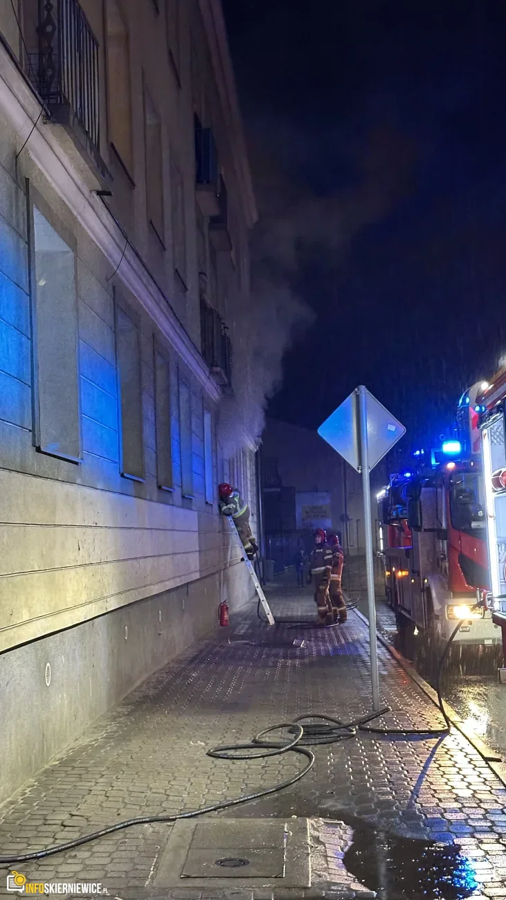 Pożar mieszkania w bloku przy ulicy Jagiellońskiej w Skierniewicach.