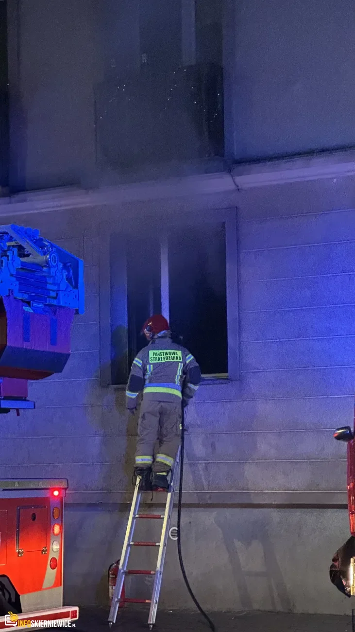 Pożar mieszkania w bloku przy ulicy Jagiellońskiej w Skierniewicach.
