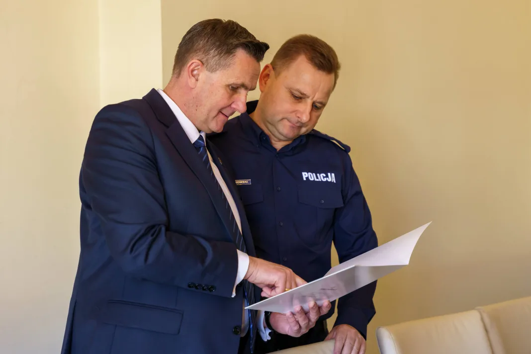 Prezydent Skierniewic Krzysztof Jażdżyk i nadkom. Krzysztof Kulikowski analizują dokumenty w ratuszu.