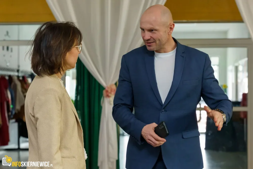 Spotkanie wielkanocne w hali OSiR w Skierniewicach. Tłumy mieszkańców i 76 zdjęć z uroczystości 1 spotkanie wielkanocne w hali osir w skierniewicach 2026 10 z 65 1024x683 watermarked large