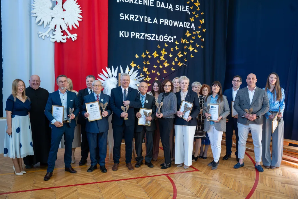 Występ artystyczny uczniów podczas oficjalnej akademii z okazji 110-lecia SP 2 w Skierniewicach, na scenie baner jubileuszowy.