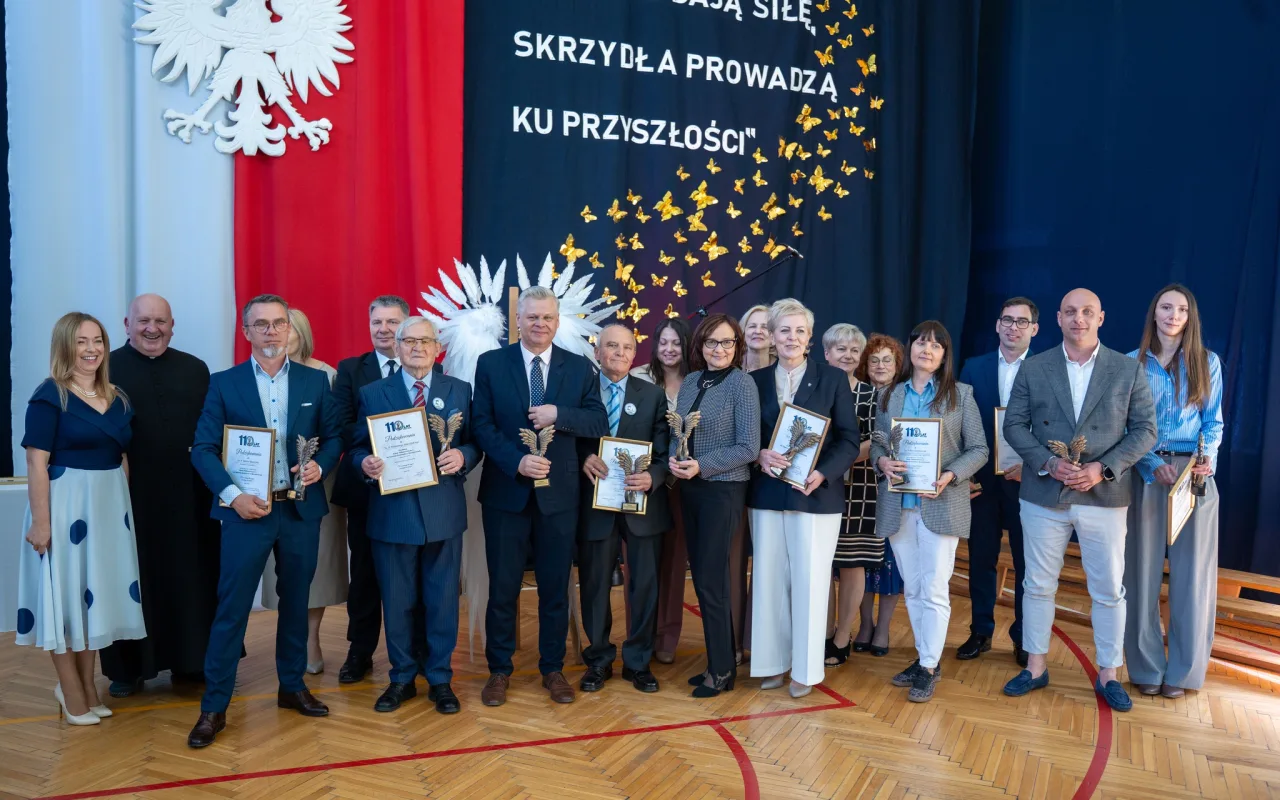 Występ artystyczny uczniów podczas oficjalnej akademii z okazji 110-lecia SP 2 w Skierniewicach, na scenie baner jubileuszowy.
