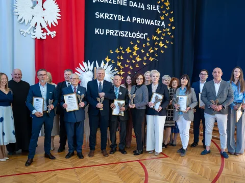 Występ artystyczny uczniów podczas oficjalnej akademii z okazji 110-lecia SP 2 w Skierniewicach, na scenie baner jubileuszowy.