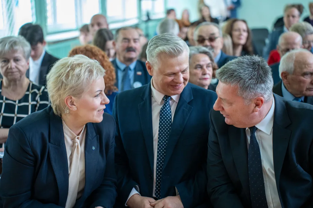 Występ artystyczny uczniów podczas oficjalnej akademii z okazji 110-lecia SP 2 w Skierniewicach, na scenie baner jubileuszowy.