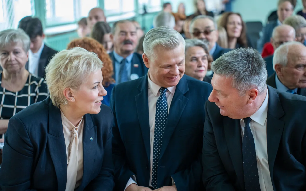 Występ artystyczny uczniów podczas oficjalnej akademii z okazji 110-lecia SP 2 w Skierniewicach, na scenie baner jubileuszowy.