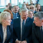 Występ artystyczny uczniów podczas oficjalnej akademii z okazji 110-lecia SP 2 w Skierniewicach, na scenie baner jubileuszowy.