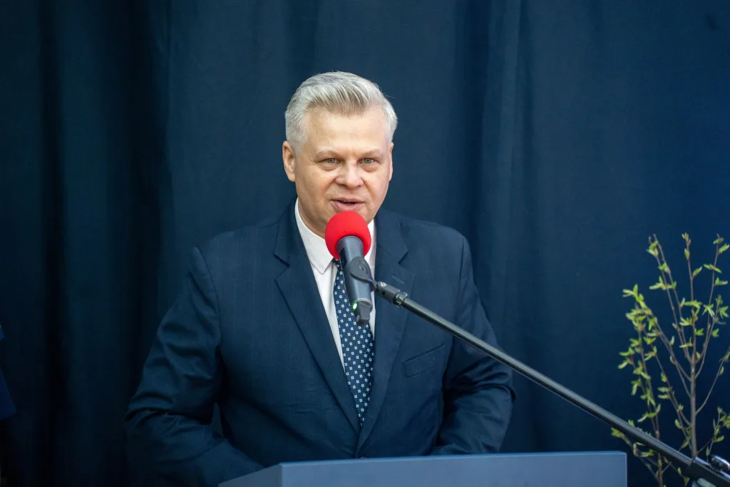 Występ artystyczny uczniów podczas oficjalnej akademii z okazji 110-lecia SP 2 w Skierniewicach, na scenie baner jubileuszowy.