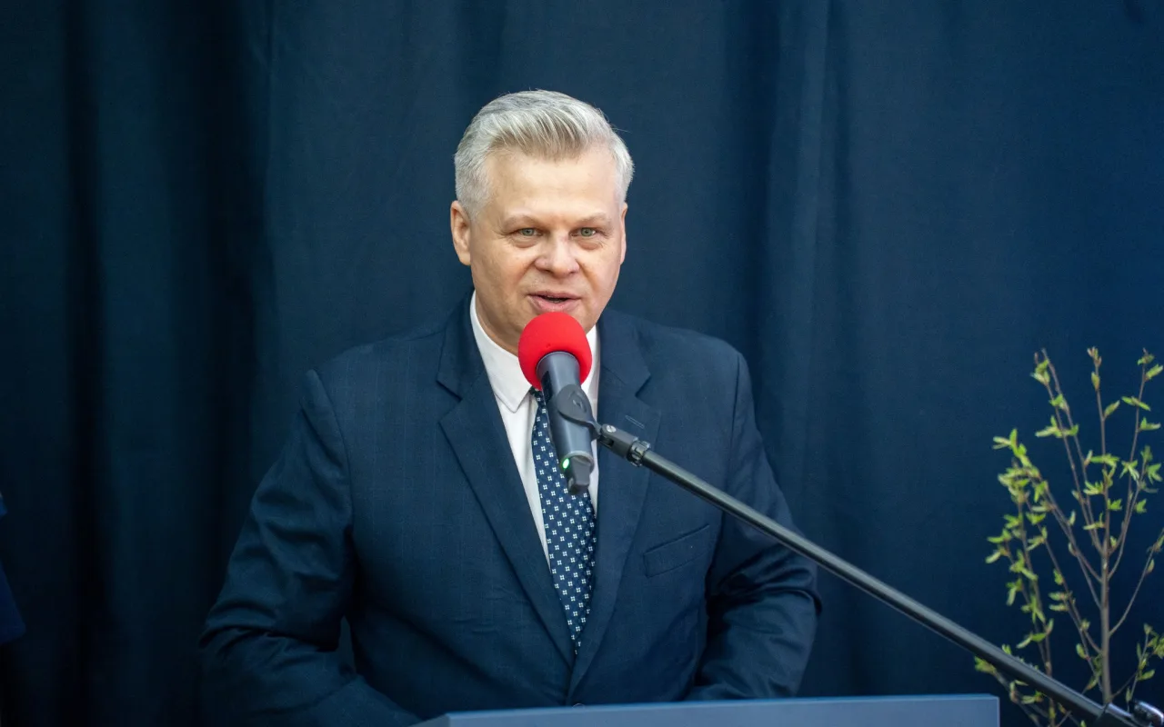 Występ artystyczny uczniów podczas oficjalnej akademii z okazji 110-lecia SP 2 w Skierniewicach, na scenie baner jubileuszowy.