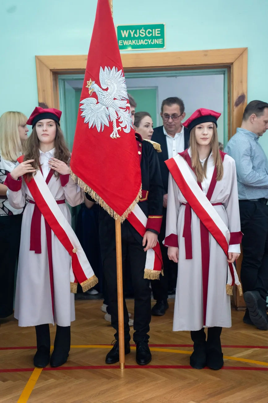 Występ artystyczny uczniów podczas oficjalnej akademii z okazji 110-lecia SP 2 w Skierniewicach, na scenie baner jubileuszowy.