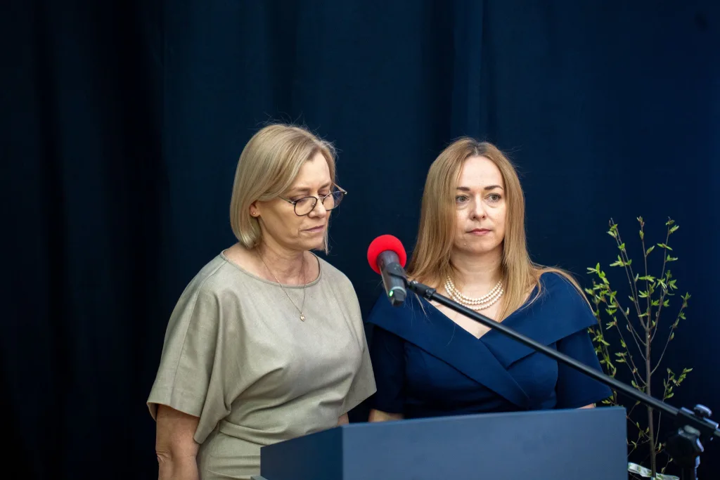 Występ artystyczny uczniów podczas oficjalnej akademii z okazji 110-lecia SP 2 w Skierniewicach, na scenie baner jubileuszowy.