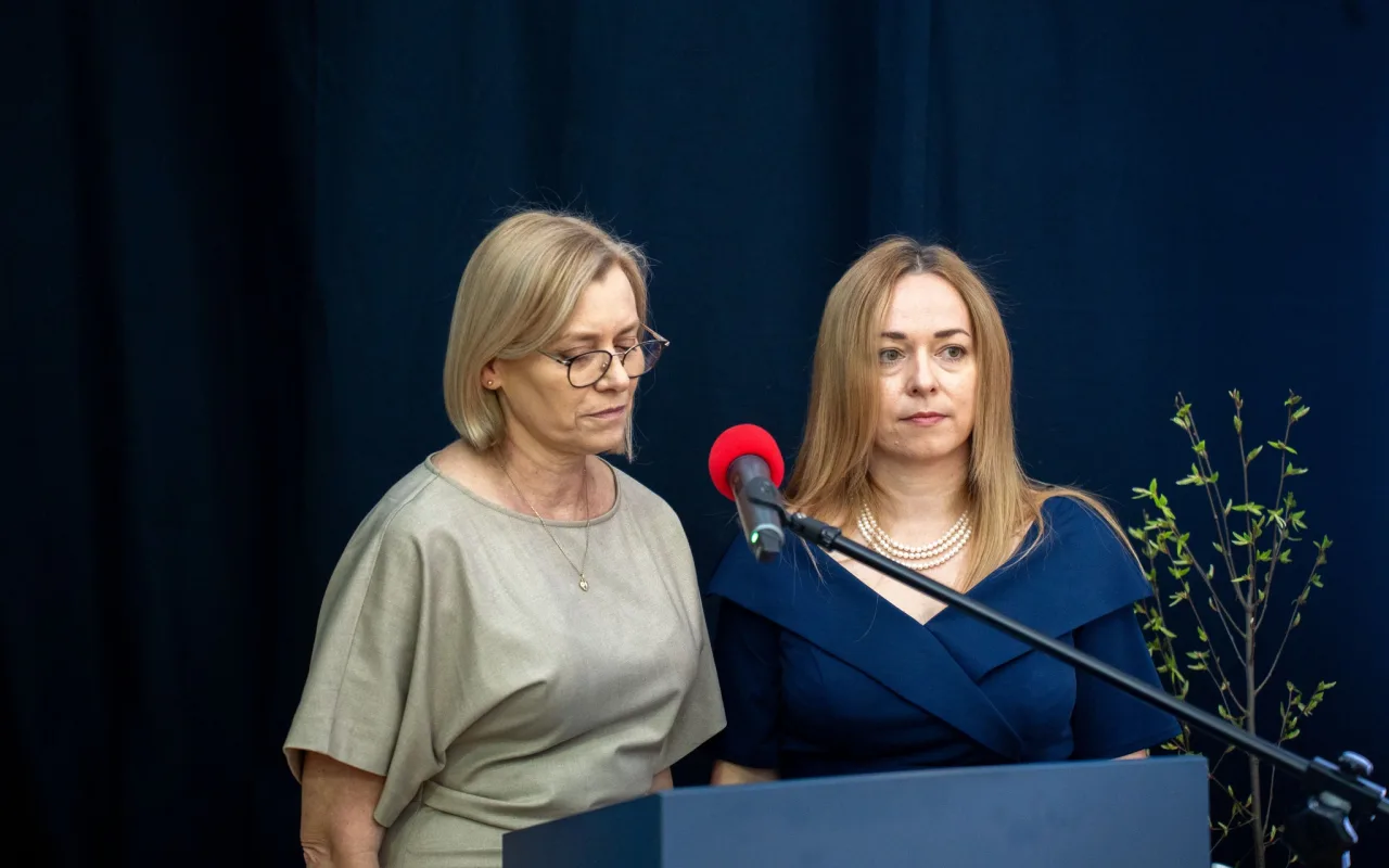 Występ artystyczny uczniów podczas oficjalnej akademii z okazji 110-lecia SP 2 w Skierniewicach, na scenie baner jubileuszowy.