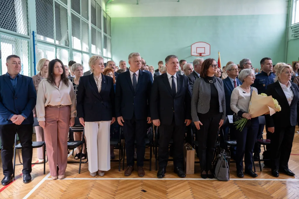 Występ artystyczny uczniów podczas oficjalnej akademii z okazji 110-lecia SP 2 w Skierniewicach, na scenie baner jubileuszowy.