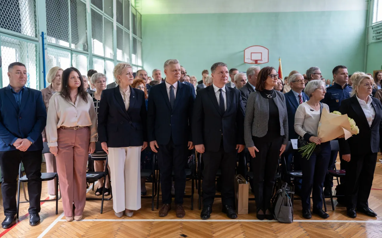 Występ artystyczny uczniów podczas oficjalnej akademii z okazji 110-lecia SP 2 w Skierniewicach, na scenie baner jubileuszowy.