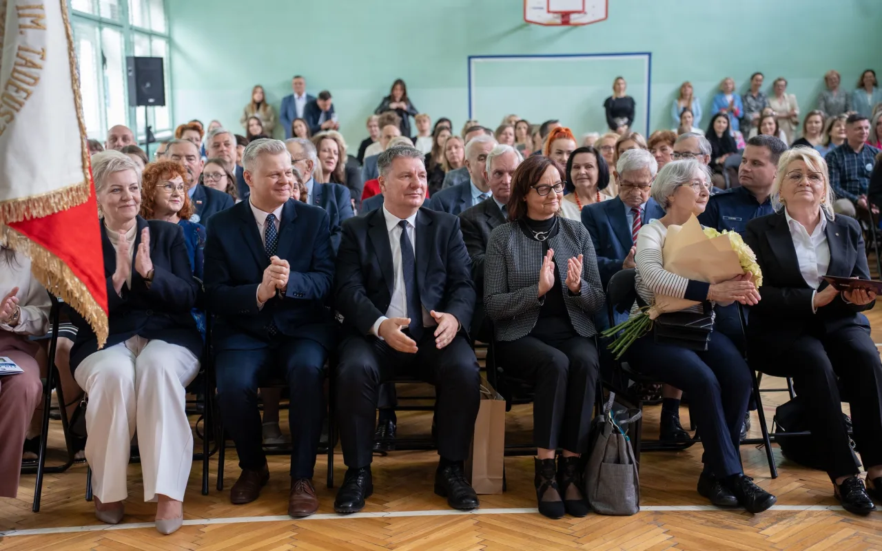 Występ artystyczny uczniów podczas oficjalnej akademii z okazji 110-lecia SP 2 w Skierniewicach, na scenie baner jubileuszowy.