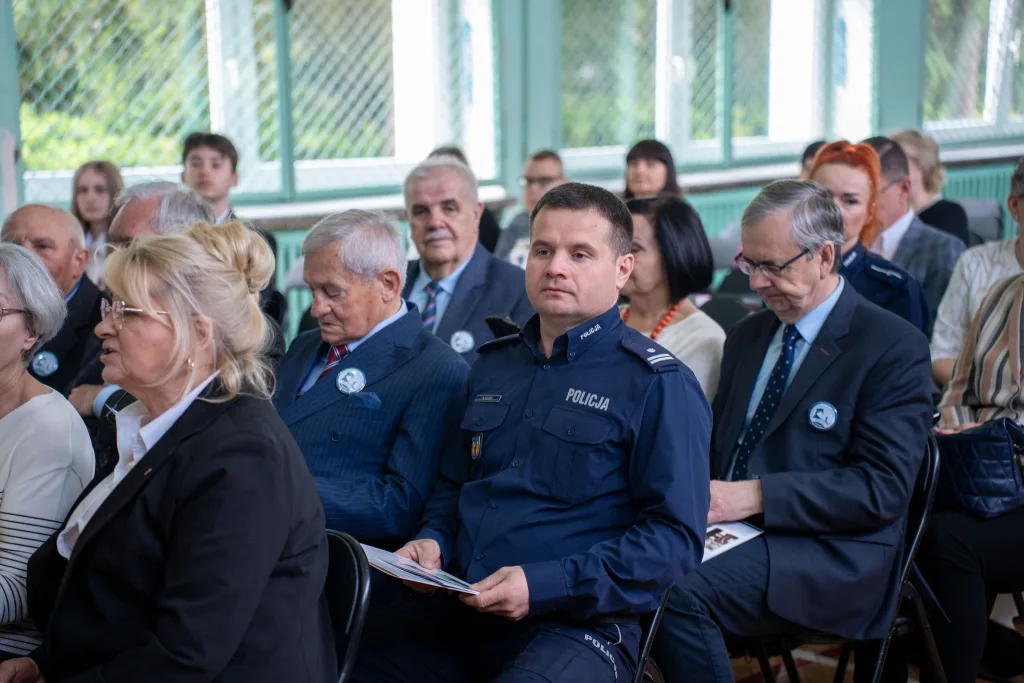 Występ artystyczny uczniów podczas oficjalnej akademii z okazji 110-lecia SP 2 w Skierniewicach, na scenie baner jubileuszowy.