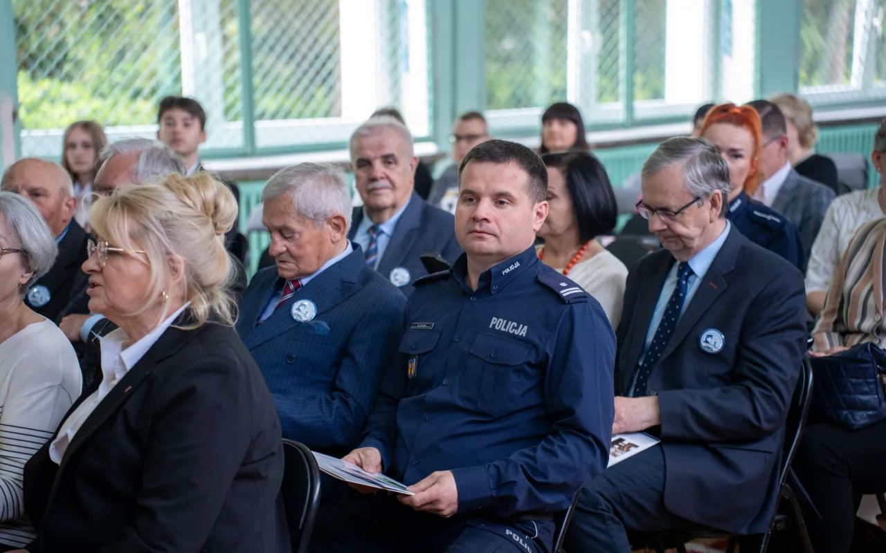 Występ artystyczny uczniów podczas oficjalnej akademii z okazji 110-lecia SP 2 w Skierniewicach, na scenie baner jubileuszowy.