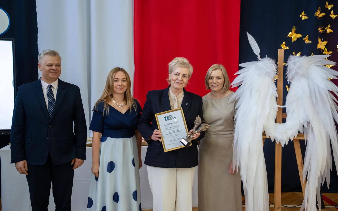 Występ artystyczny uczniów podczas oficjalnej akademii z okazji 110-lecia SP 2 w Skierniewicach, na scenie baner jubileuszowy.