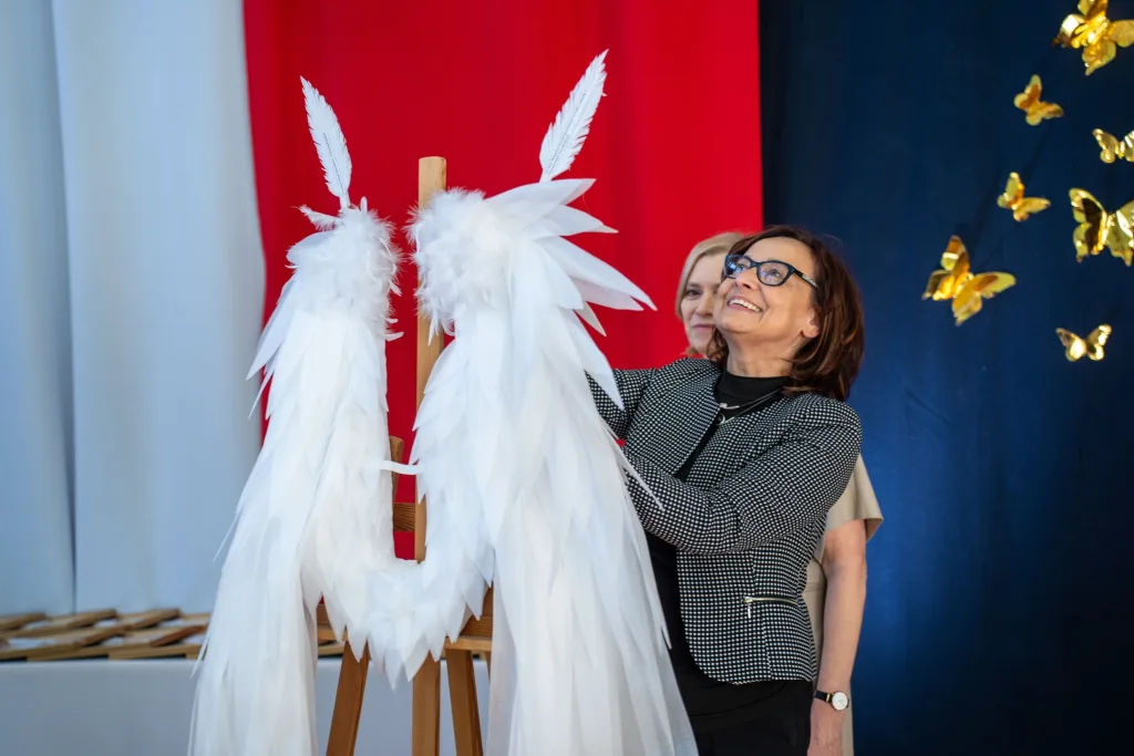 Występ artystyczny uczniów podczas oficjalnej akademii z okazji 110-lecia SP 2 w Skierniewicach, na scenie baner jubileuszowy.