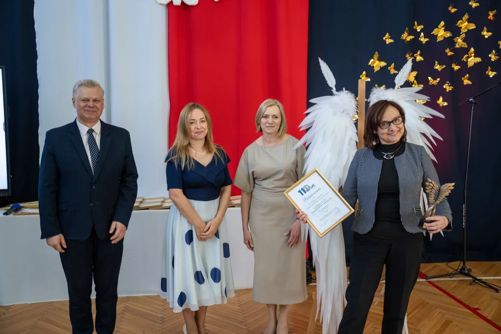 Występ artystyczny uczniów podczas oficjalnej akademii z okazji 110-lecia SP 2 w Skierniewicach, na scenie baner jubileuszowy.