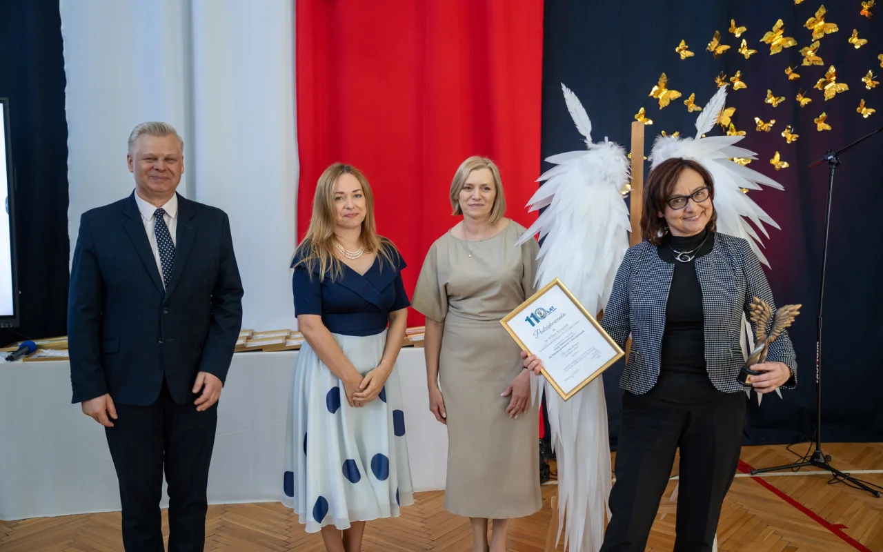 Występ artystyczny uczniów podczas oficjalnej akademii z okazji 110-lecia SP 2 w Skierniewicach, na scenie baner jubileuszowy.