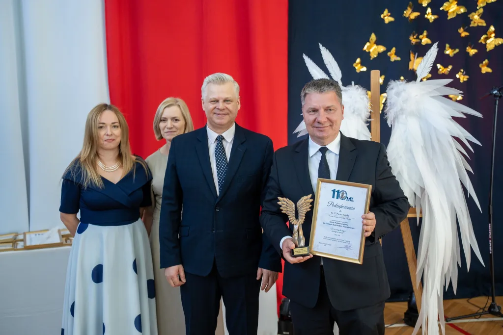Występ artystyczny uczniów podczas oficjalnej akademii z okazji 110-lecia SP 2 w Skierniewicach, na scenie baner jubileuszowy.