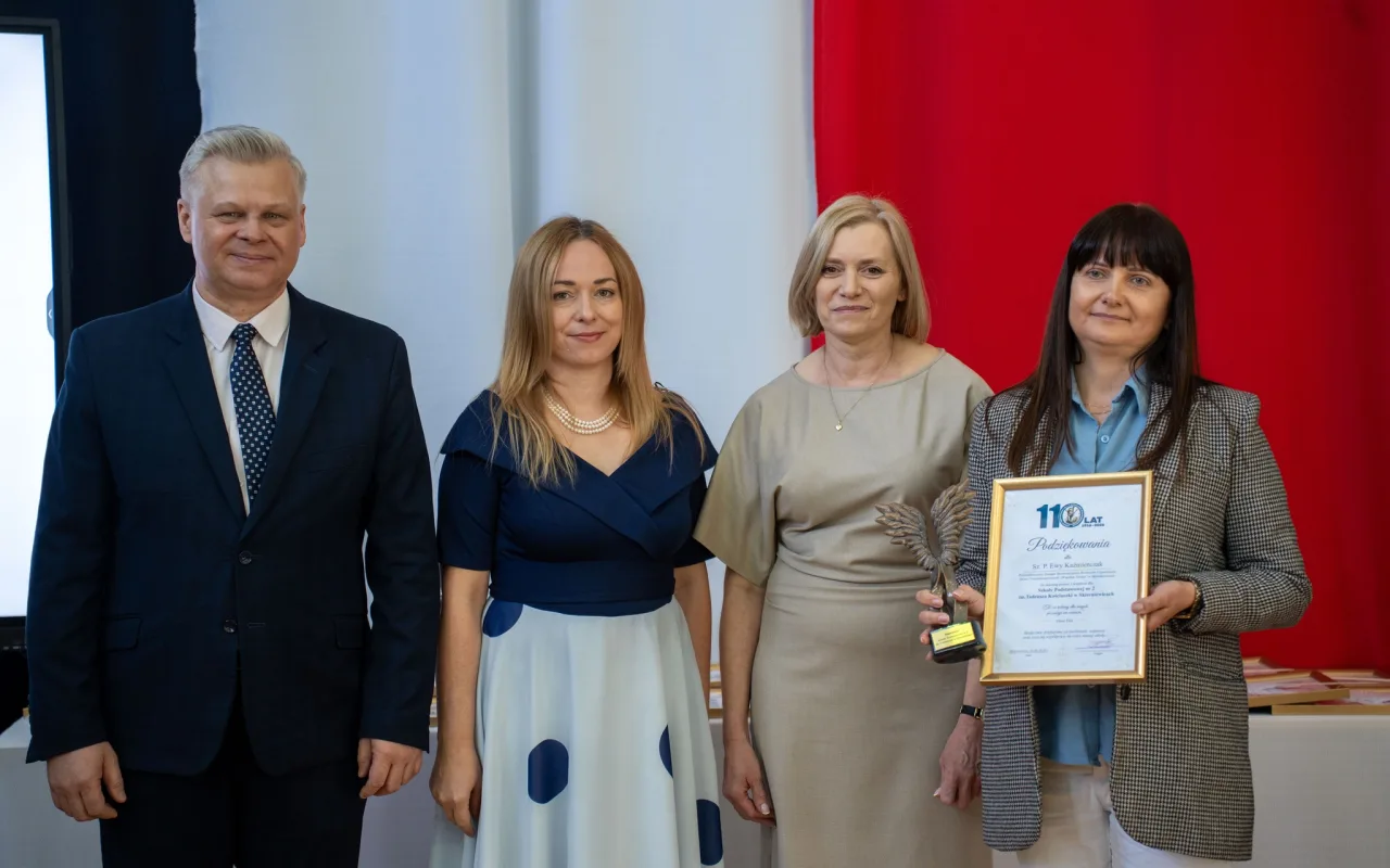 Występ artystyczny uczniów podczas oficjalnej akademii z okazji 110-lecia SP 2 w Skierniewicach, na scenie baner jubileuszowy.