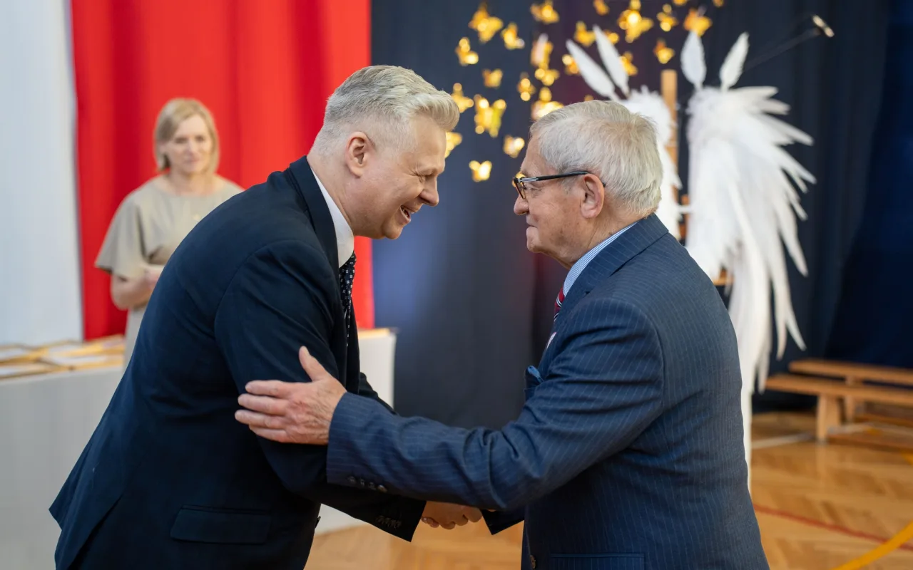 Występ artystyczny uczniów podczas oficjalnej akademii z okazji 110-lecia SP 2 w Skierniewicach, na scenie baner jubileuszowy.