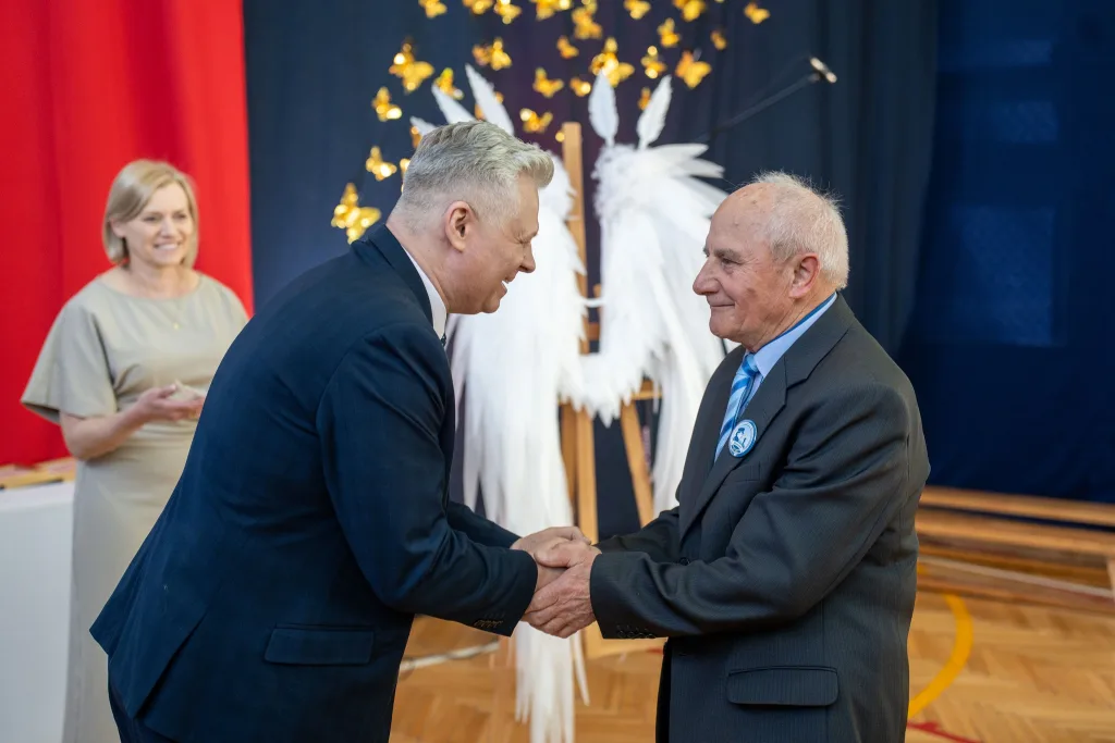 Występ artystyczny uczniów podczas oficjalnej akademii z okazji 110-lecia SP 2 w Skierniewicach, na scenie baner jubileuszowy.