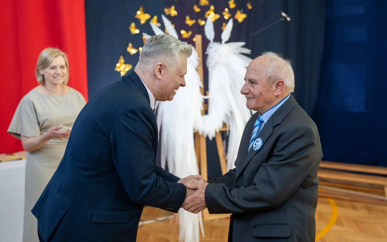 Występ artystyczny uczniów podczas oficjalnej akademii z okazji 110-lecia SP 2 w Skierniewicach, na scenie baner jubileuszowy.