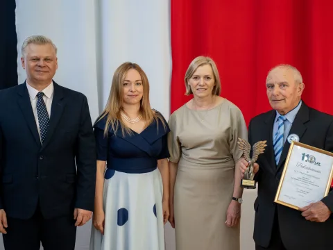 Występ artystyczny uczniów podczas oficjalnej akademii z okazji 110-lecia SP 2 w Skierniewicach, na scenie baner jubileuszowy.