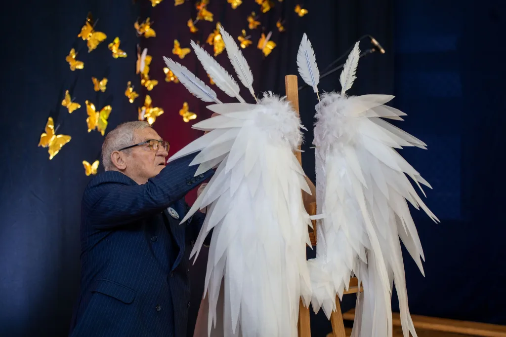 Występ artystyczny uczniów podczas oficjalnej akademii z okazji 110-lecia SP 2 w Skierniewicach, na scenie baner jubileuszowy.