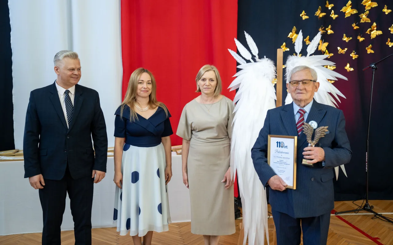 Występ artystyczny uczniów podczas oficjalnej akademii z okazji 110-lecia SP 2 w Skierniewicach, na scenie baner jubileuszowy.