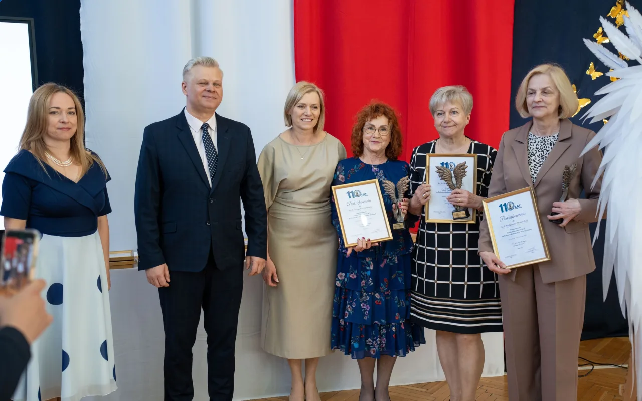 Występ artystyczny uczniów podczas oficjalnej akademii z okazji 110-lecia SP 2 w Skierniewicach, na scenie baner jubileuszowy.