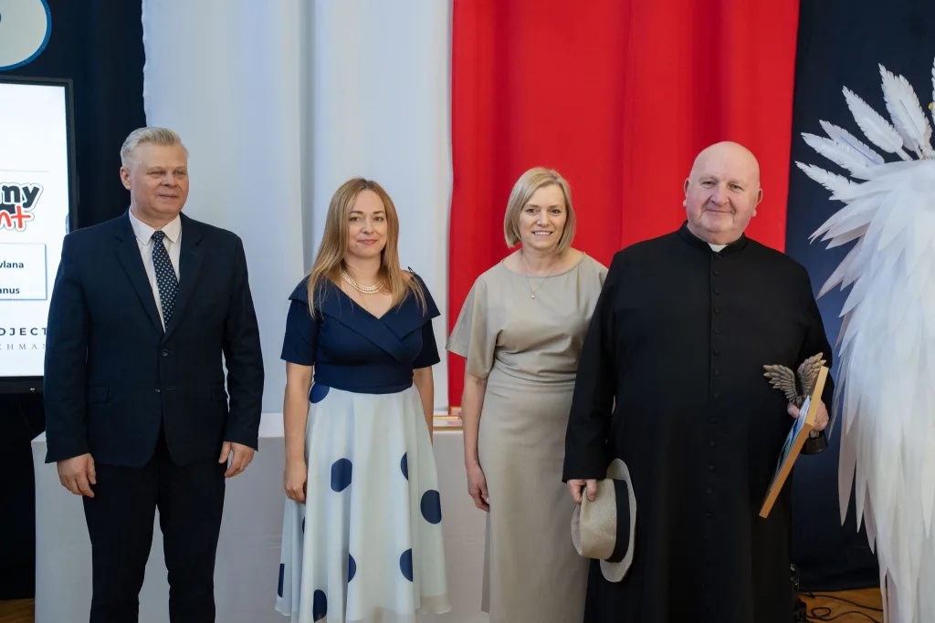 Występ artystyczny uczniów podczas oficjalnej akademii z okazji 110-lecia SP 2 w Skierniewicach, na scenie baner jubileuszowy.