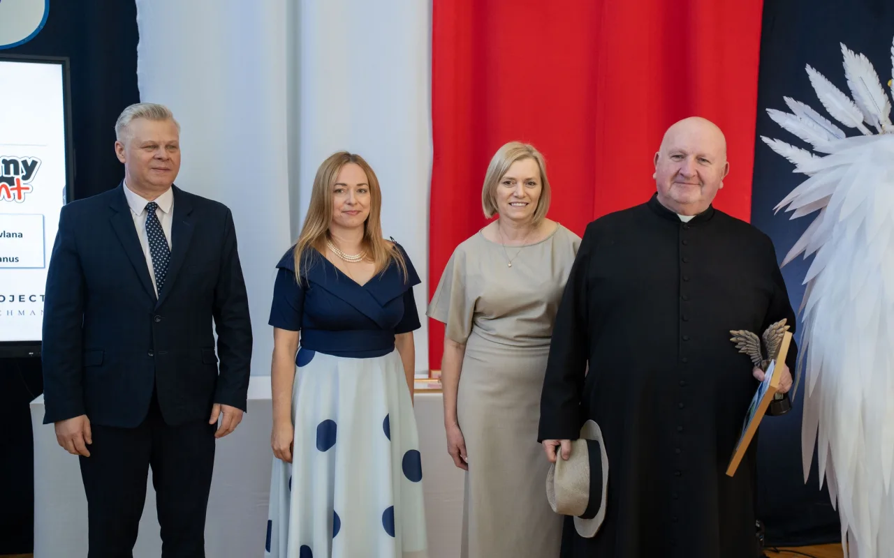 Występ artystyczny uczniów podczas oficjalnej akademii z okazji 110-lecia SP 2 w Skierniewicach, na scenie baner jubileuszowy.