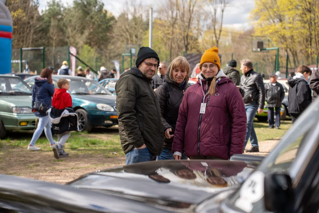 Ponad 250 klasyków w Sielskiej Stanicy. Skierniewickie Klasyki rozpoczęły sezon z rozmachem 6 Klasyki wróciły na sezon. W Sielskiej Stanicy pojawiło się ponad 250 aut.