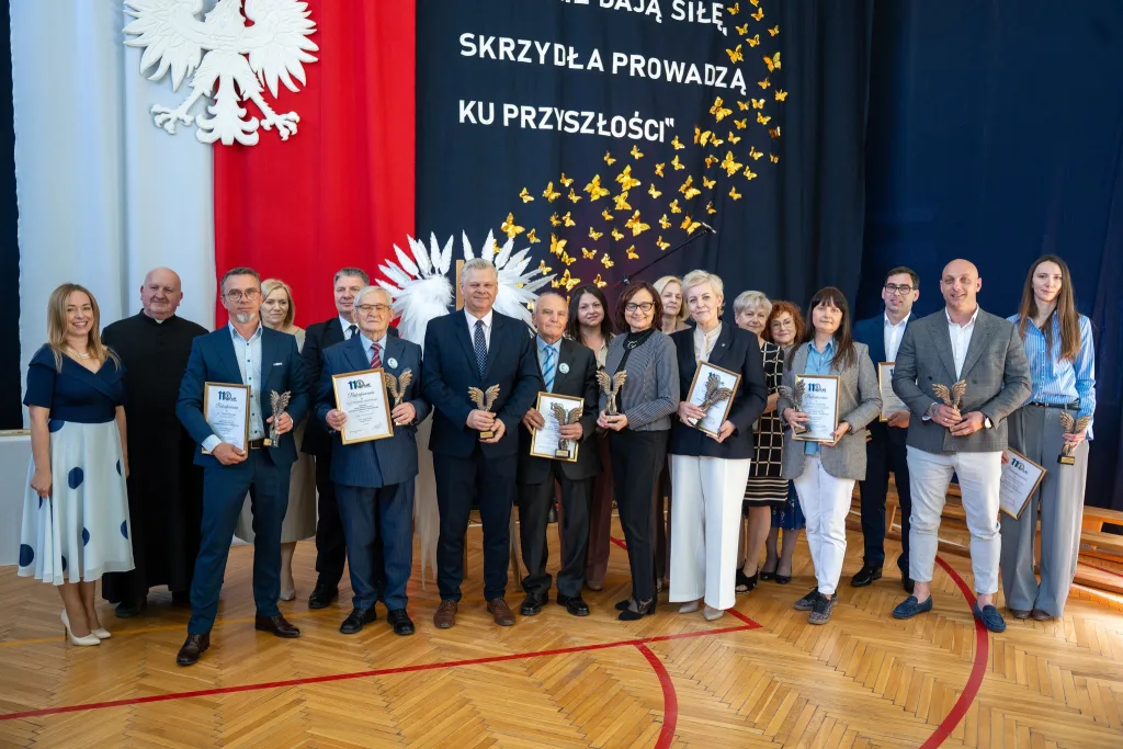 Występ artystyczny uczniów podczas oficjalnej akademii z okazji 110-lecia SP 2 w Skierniewicach, na scenie baner jubileuszowy.