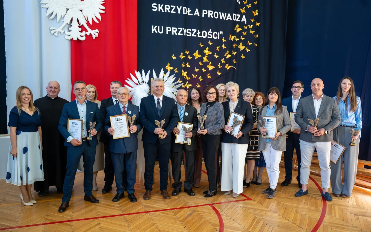 Występ artystyczny uczniów podczas oficjalnej akademii z okazji 110-lecia SP 2 w Skierniewicach, na scenie baner jubileuszowy.