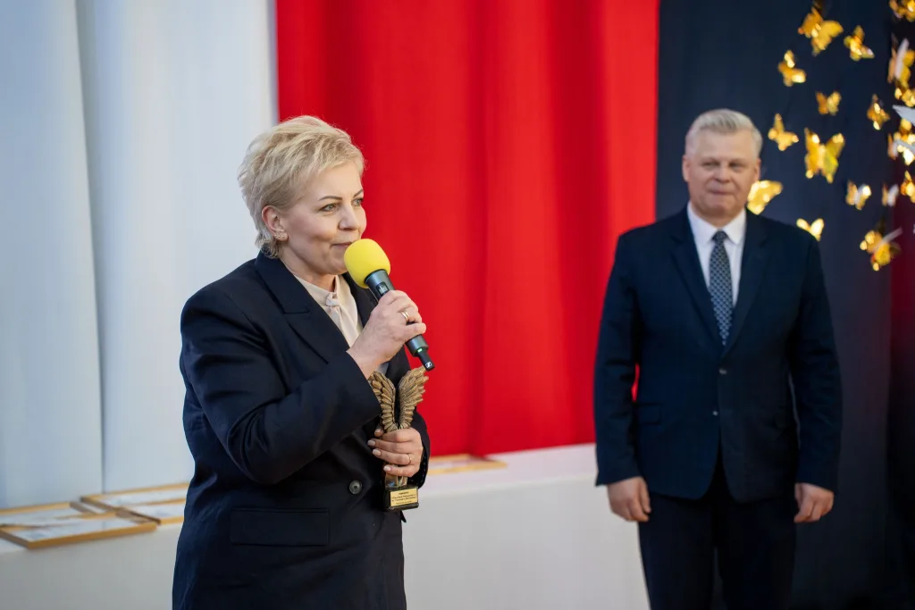 Występ artystyczny uczniów podczas oficjalnej akademii z okazji 110-lecia SP 2 w Skierniewicach, na scenie baner jubileuszowy.
