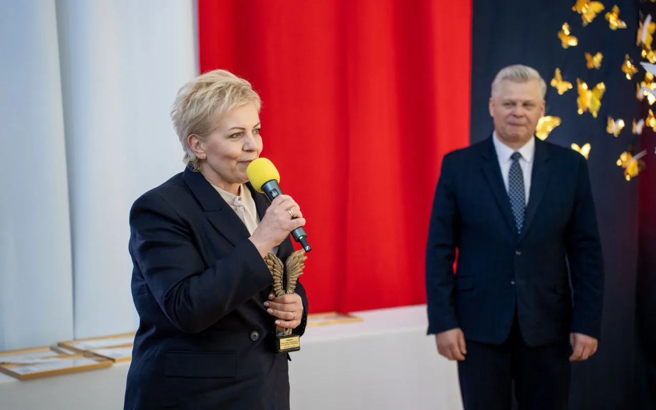 Występ artystyczny uczniów podczas oficjalnej akademii z okazji 110-lecia SP 2 w Skierniewicach, na scenie baner jubileuszowy.