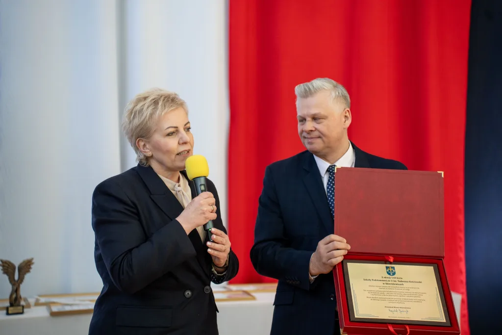 110 lat skierniewickiej „Dwójki”. Wielkie święto Szkoły Podstawowej im. Tadeusza Kościuszki 6 Występ artystyczny uczniów podczas oficjalnej akademii z okazji 110-lecia SP 2 w Skierniewicach, na scenie baner jubileuszowy.