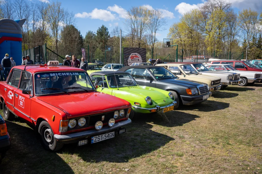 Klasyki wróciły na sezon. W Sielskiej Stanicy pojawiło się ponad 250 aut.