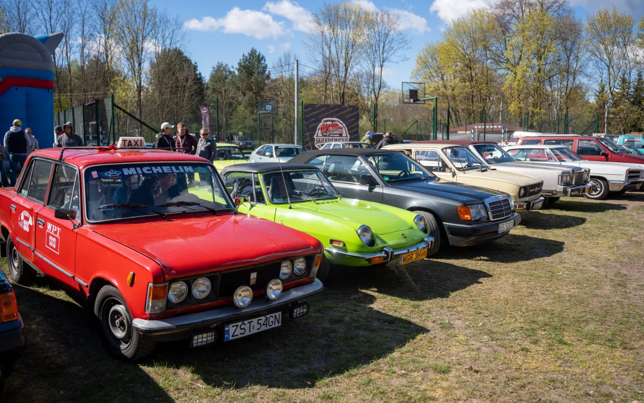 Klasyki wróciły na sezon. W Sielskiej Stanicy pojawiło się ponad 250 aut.