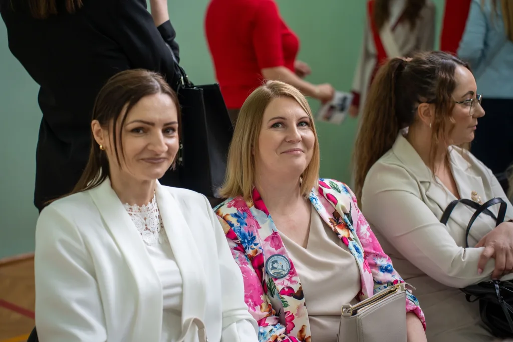 Występ artystyczny uczniów podczas oficjalnej akademii z okazji 110-lecia SP 2 w Skierniewicach, na scenie baner jubileuszowy.